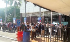 Java Jazz visitors wait under scorching sun