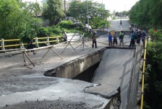 Cold lava collapsed a bridge, cut off Boyolali-Magelang road