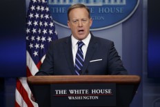 White House spokesman, Trump legal aide quit as Russia probe deepens