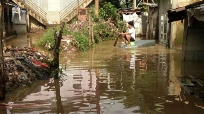 Residents take shelter at East Jakarta cemetery amid floods - City