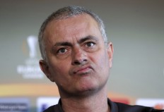 Manchester United's Mourinho annoyed by poor pitch in Russia 