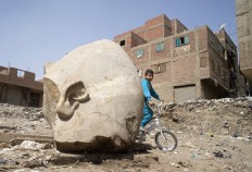 Egypt archaeologists discover massive statue in Cairo slum 