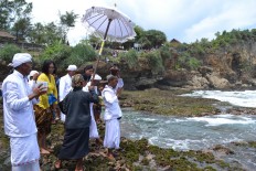 Melasti purification ritual graces Yogyakarta beach