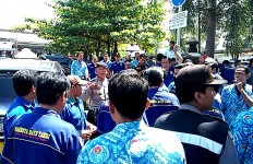 Traditional drivers stage rally protesting ride-sharing apps in Surakarta