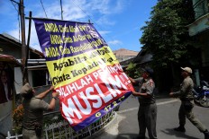 Jakarta officials remove provocative banners to reduce tension 