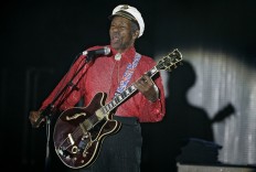 Rock 'n' roll legend Chuck Berry dies at 90 