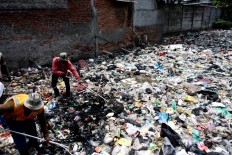 City hands out garbage bags to prevent residents from littering river