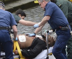 5 dead in vehicle, knife attack at British Parliament 
