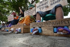 Jokowi’s short meeting with Kendeng farmers ends in tears 