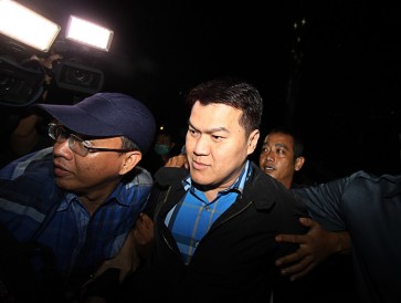 Andi Agustinus alias Andi Narogong (center), a suspect in the e-ID case, is escorted into the headquarters of the Corruption Eradication Commission (KPK) in Jakarta on Thursday.

