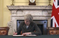 UK set to file for EU divorce, triggering 2 years to Brexit 