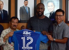 Immigration office to summons Persib manager over Essien, Cole's KITAS 