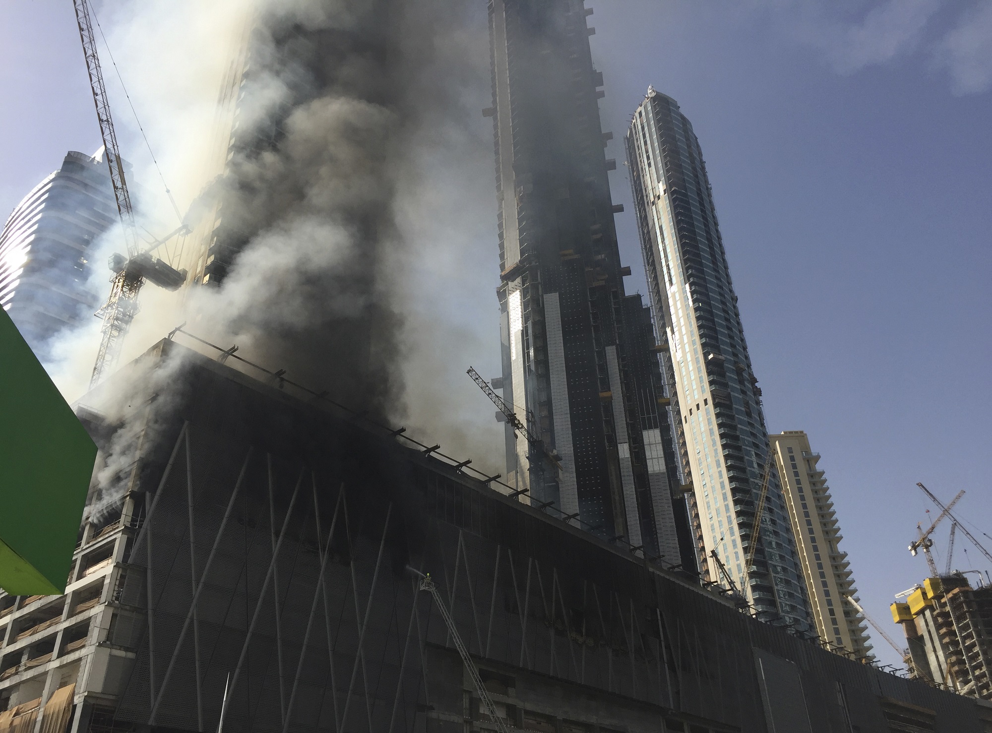 Fire Hits Dubai High-rise Complex Near World's Tallest Tower - World ...