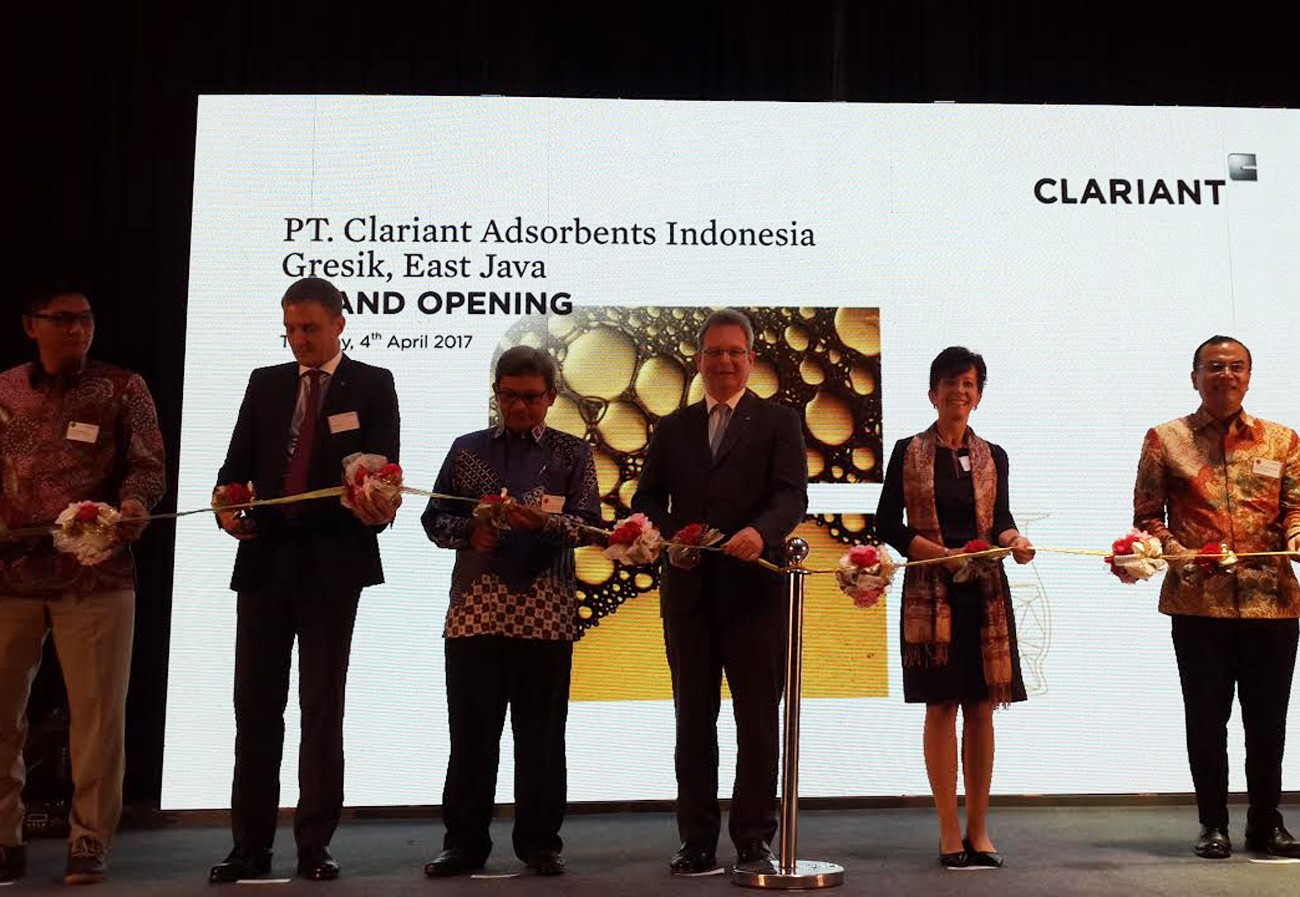 The head of specialty chemical maker Clariant's Southeast Asia and Pacific region, Dieter Seng (second left) takes the lead in cutting a ribbon during the opening ceremony of a bleaching earth factory in Java Integrated Industrial and Port Estate (JIIPE) in Gresik, East Java, on April 4 with (to his left and onwards) the Industry Ministry's director general for chemicals, textile and miscellaneous industry Achmad Sigit Dwiwahjono, Clariant executive committee Christian Kohlpainter, Swiss Ambassador to Indonesia Yvonne Baumann and Investment Coordinating Board (BKPM) deputy for investment monitoring and implementation, Azhar Lubis.