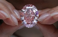 Pink diamond auctioned for record $71.2M in Hong Kong 
