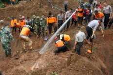 Social Affairs Ministry gives Rp 150b in aid to Ponorogo landslide victims