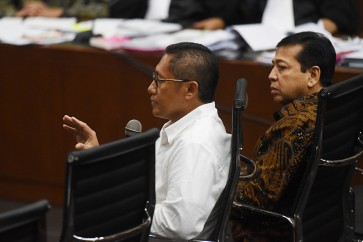 Anas Urbaningrum (left) and then-Golkar Party chairman and House speaker Setya Novanto sit as witnesses during a court proceeding in Jakarta in 2017 over a bribery case involving e-ID procurement.