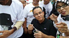 Anies shows comedic chops in stand-up comedy routine