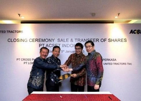 PT Cross Plus Indonesia (CPI) director Tan Tiam Seng Ronnie (left to right), PT Loka Cipta Kreasi (LCK) director Hilarius Arwandhi, PT Karya Supra Perkasa (KSP) president director Gidion Hasan and director Jeffrey Chandrawijaya pose after the share purchase agreement of PT Acset Indonusa between CPI and LCK as the sellers and KSP, owned by Astra group, as the buyers.