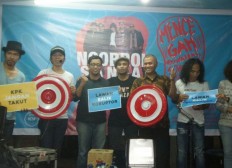 Slank gives replica shields to show support for KPK 