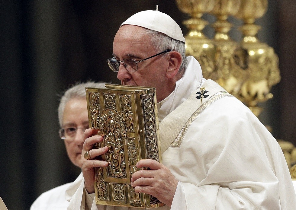 Pope denounces corruption, injustices that 'crucify' dignity