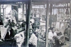 Trace of history: Women work at Tee Boen Kee's batik center in Palmerah area, or in a place called in Eng Soen alley (Jl. Palmerah Utara II), in this 1930s photo.