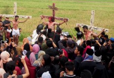 Catholic performers from Ngolodono Church in Karangdowo, Klaten, Central Java, act out the crucifixion of Jesus Christ on Good Friday. JP/Ganug Nugroho Adi
