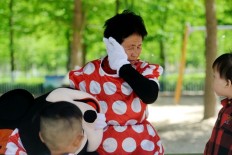 72-year-old plays Minnie Mouse to pay for medical bills