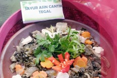 Colorful: Salted pickles presented by Mintaragen subdistrict.