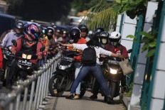Bold move: Hadang pemotor nakal (Blocking naughty motorcyclists) by Dhoni Setiawan