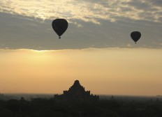 Myanmar bird's eye view: Bagan's Buddhist temples by balloon