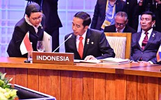  Jokowi arrives at Clark Air Base ahead of ASEAN meetings