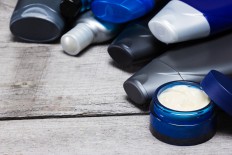 Cosmetics makers seek to lure job-seeking male university students