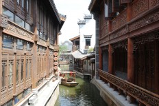 China tourist attraction installs speed bumps for pedestrians