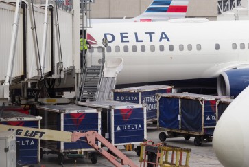 Delta joins airlines in era of $30 bag fee