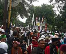 Ahok supporters, detractors voice demands during rally