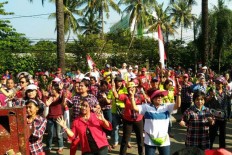 Ahok's supporters move to Cipinang to show support