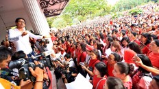 After flowers, Ahok supporters flood City Hall with songs
