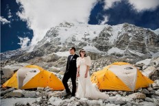 California couple ties the knot on Mt. Everest  