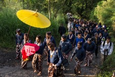 Dozens of Yogyakarta Palace royal servants carry offerings along a trail to Mount Merapi during the Labuhan ceremony on April 28, 2017. JP/Tarko Sudiarno