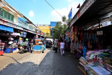 More street vendors pack Jatinegara in Ramadhan