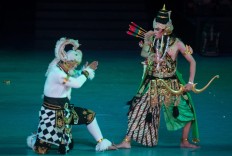 Blitar-based troupe perform the Ramayana ballet, East Javanese style