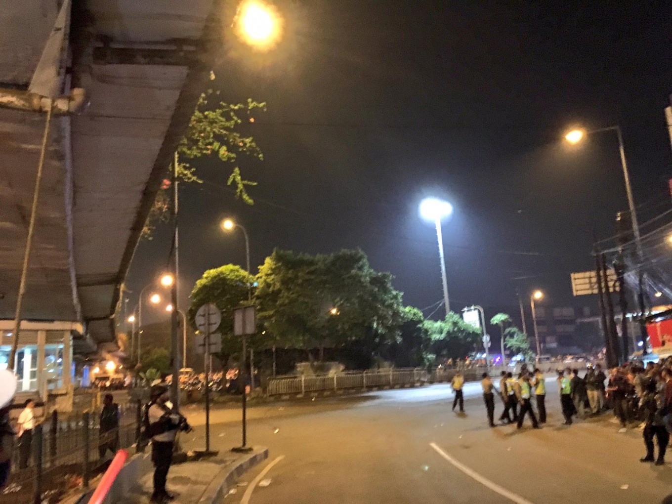 BREAKING NEWS: Eyewitness Hears "two Explosions" Erupt In East Jakarta ...