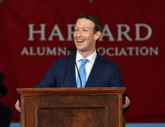 13 years after quitting, Zuckerberg gets (honorary) Harvard degree 