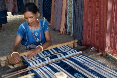 Sikka women can weave beautiful ikat cloth, enhancing them with colorful motifs even without a manual. This blue-white strip featuring a gecko motif in the making is the most popular motif of Sikka’s ikat cloths. JP/Intan Tanjung