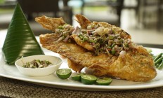 The crispy carp combined with Balinese 'sambal matah', which contains fresh and raw ingredients makes a tantalizing sundown meal.