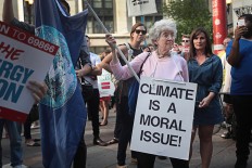 US states, cities and firms unite behind Paris accord