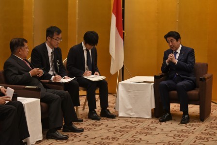 Vice President Jusuf Kalla (left) and Japanese Prime Minister Shinzo Abe (right) meet in Tokyo on June 5. 