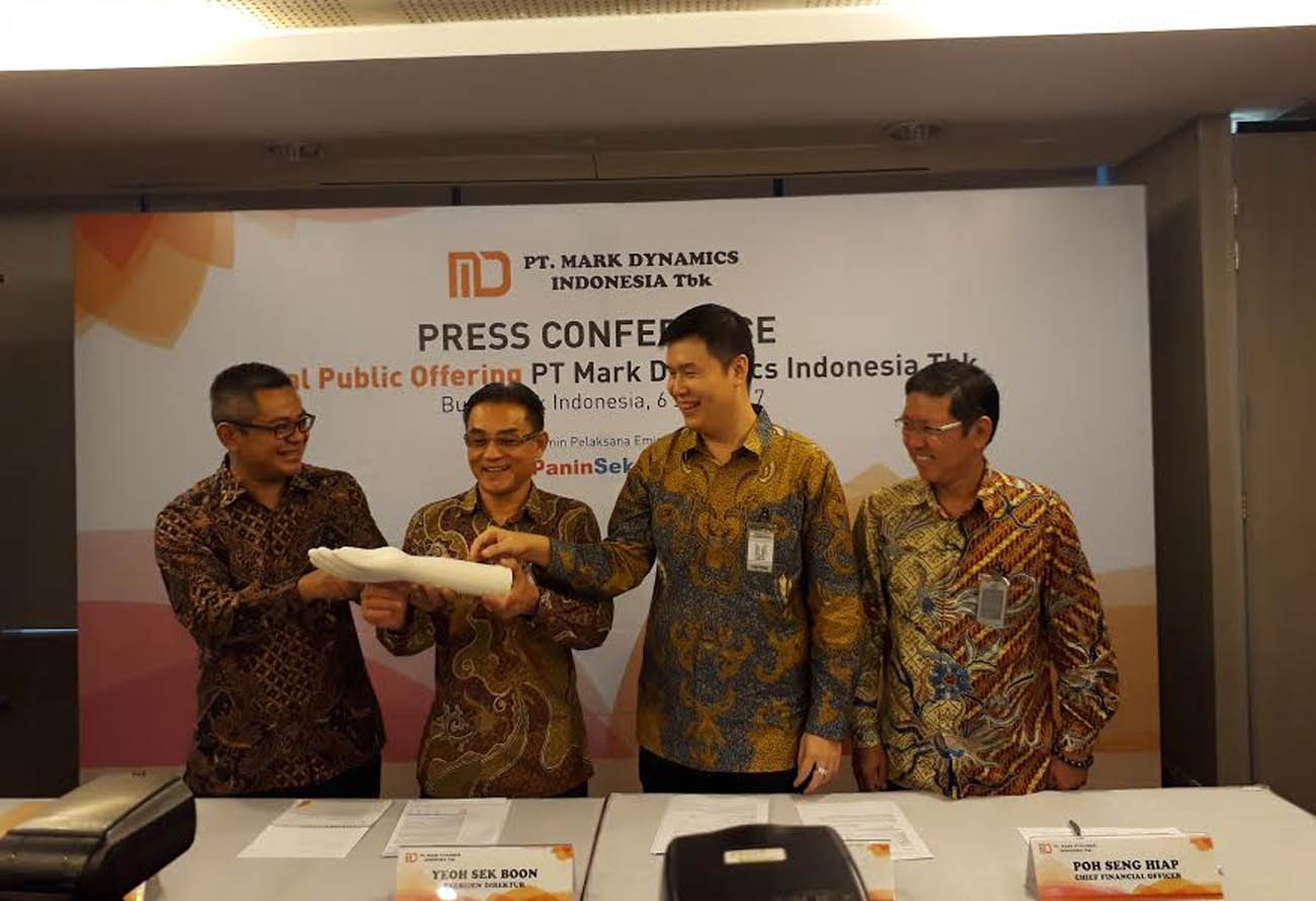 Panin Sekuritas director Prama Nugraha (left) and PT Mark Dynamics Indonesia (MDI) CEO Yeoh Sek Boon (Second Left) show a glove mold produced by PT MDI, along with PT MDI independent director Ridwan (second right) and chief financial officer Poh Seng Hiap during a press conference at the Indonesia stock exchange (IDX) in Jakarta on June 6.
