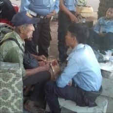 Old beggar arrested, carrying millions of rupiah